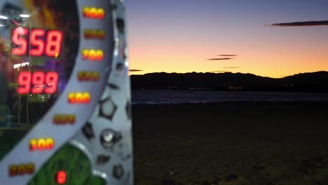 máquina recreativa en la playa durante una feria en bolnuevo, españa
