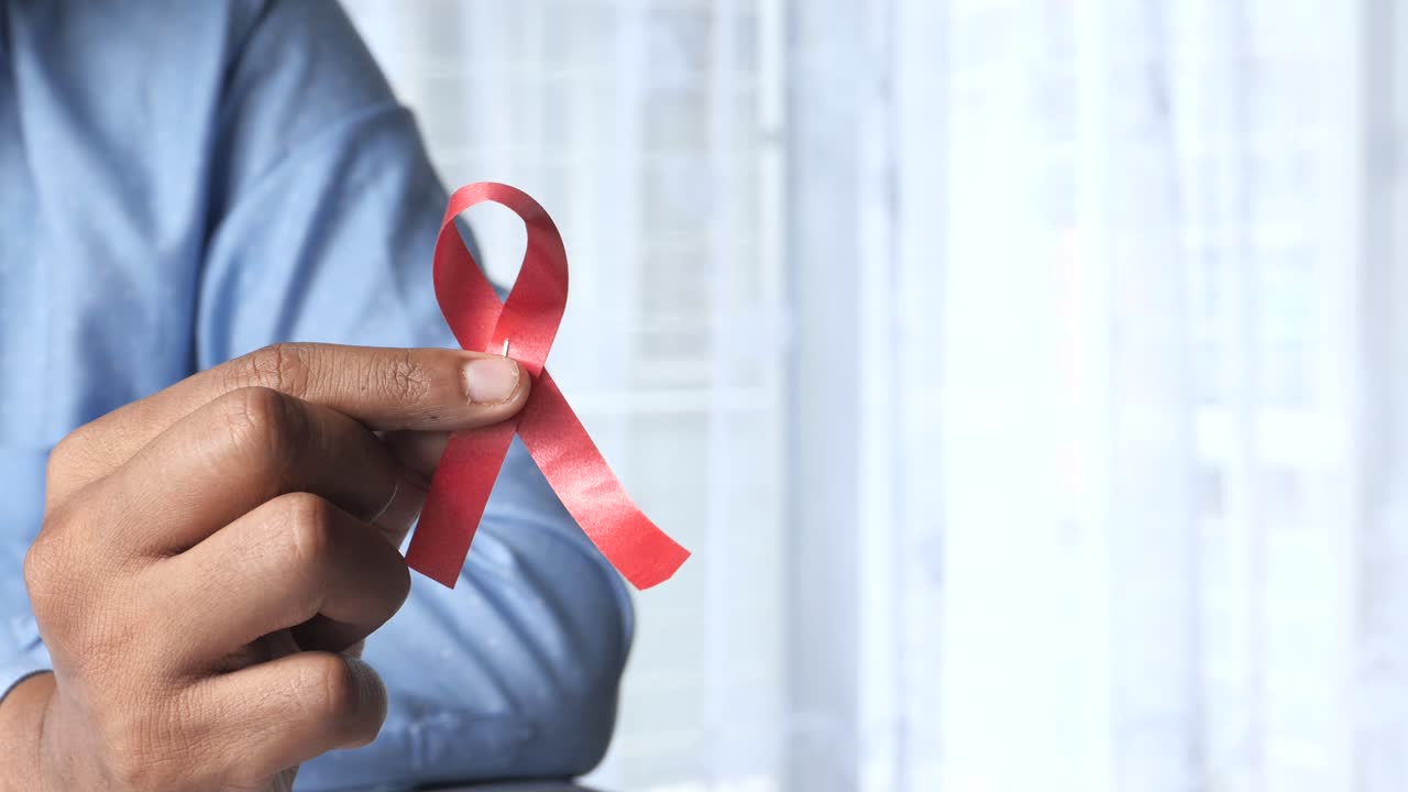 persona con una cinta roja