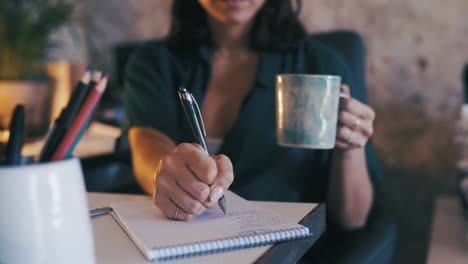 una taza de café asegura un día de trabajo productivo