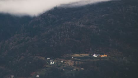 Granja-Alpina-Con-Timelapse-De-Nube-De-Niebla-Baja