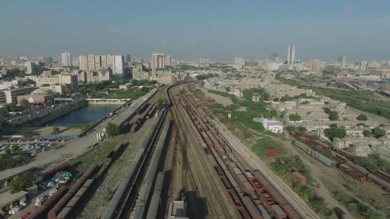 vista aérea de vagones y plataformas ferroviarias en la estación de karachi en un día soleado y despejado
