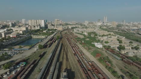 Luftaufnahme-Von-Eisenbahnwaggons-Und-Bahnsteigen-Am-Bahnhof-Karachi-An-Einem-Klaren,-Sonnigen-Tag