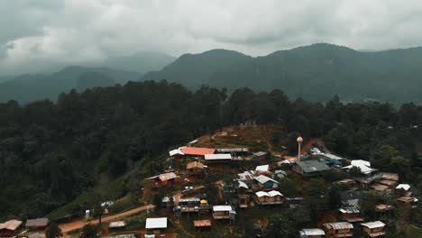 vista aérea de la comunidad de aldeas de montaña en la cima de una colina en el valle de montaña