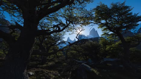 Un-Lapso-De-Tiempo-Del-Monte-Fitz-Roy-En-La-Patagonia-Durante-La-Puesta-De-Sol