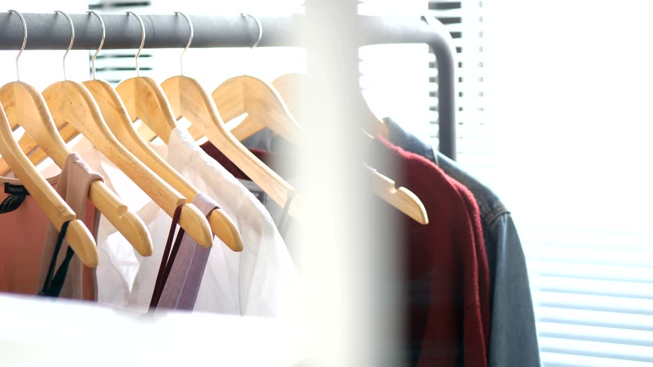 쇼핑 가게에서 옷 가게를 근접 촬영했습니다.