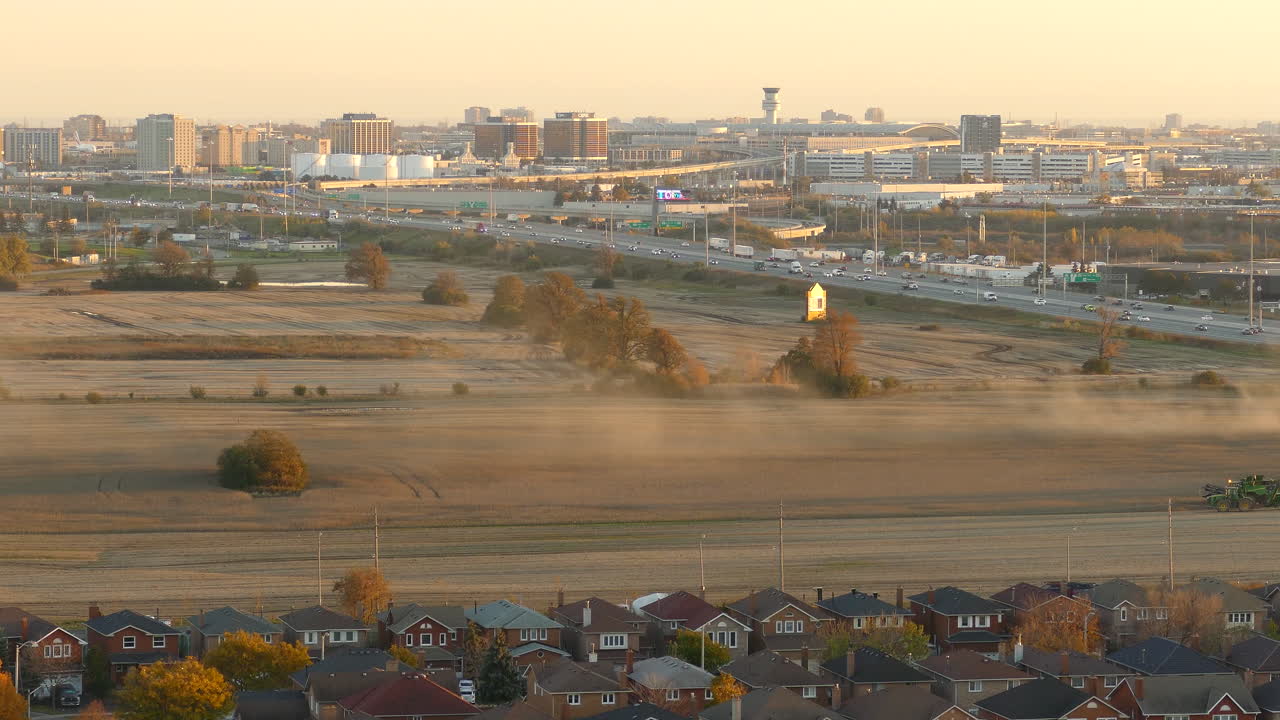 트랙터, 교외 지역 및 고속도로가 내려다보이는 타임랩스