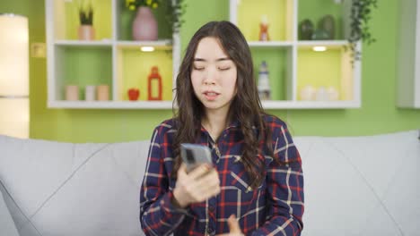 Asiatische-Junge-Frau-Mit-Eile-Und-Zeitdruck.