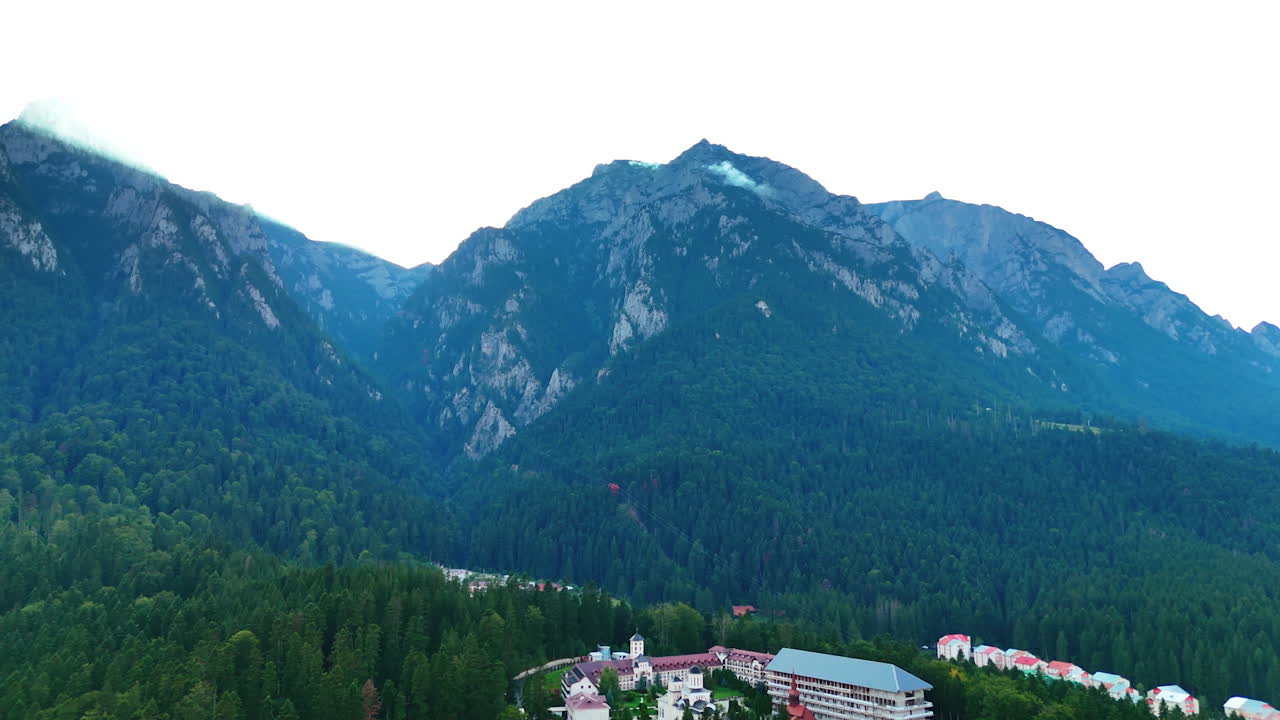 Cresta sommitale di Caraiman sui Carpazi. La cresta sommitale del monte Caraiman si erge imponente all'interno della catena montuosa Bucegi in Romania.