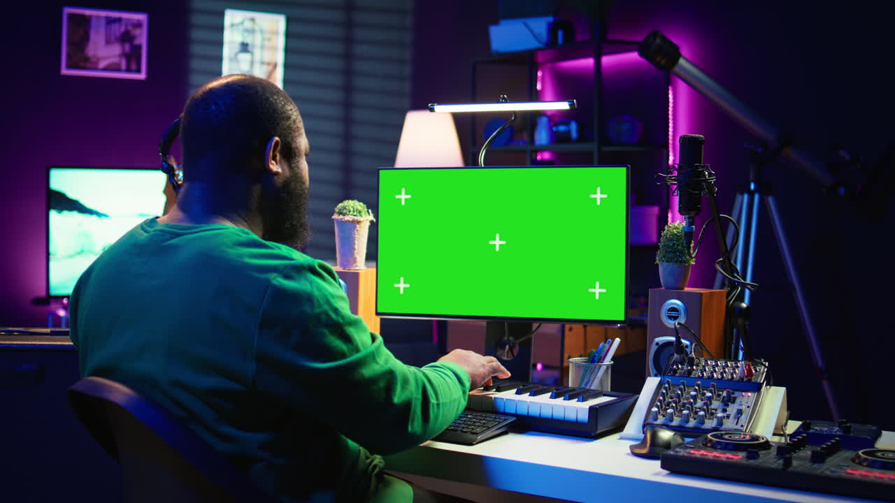 el artista toca el sintetizador del controlador midi junto al diseño de la pantalla verde