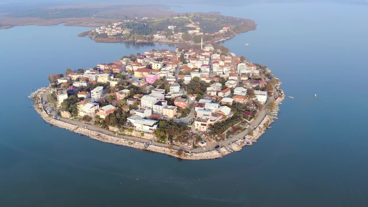 Uluabat Gölü'ndeki Bir Yarımada Üzerindeki Gölyazı Köyü'nün Havadan Görünümü