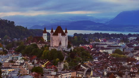 Antena-Cinematográfico-Drone-Centro-De-La-Ciudad-Thun-Suiza-Carros-Pueblo-Suizo-Ciudad-Centro-Maravillosa-Castillo-De-Thun-Duques-De-Zährigen-Interlocken-Berna-Jungfrau-Nublado-Amanecer-Atardecer-Círculo-Lentamente-Izquierda-Movimiento