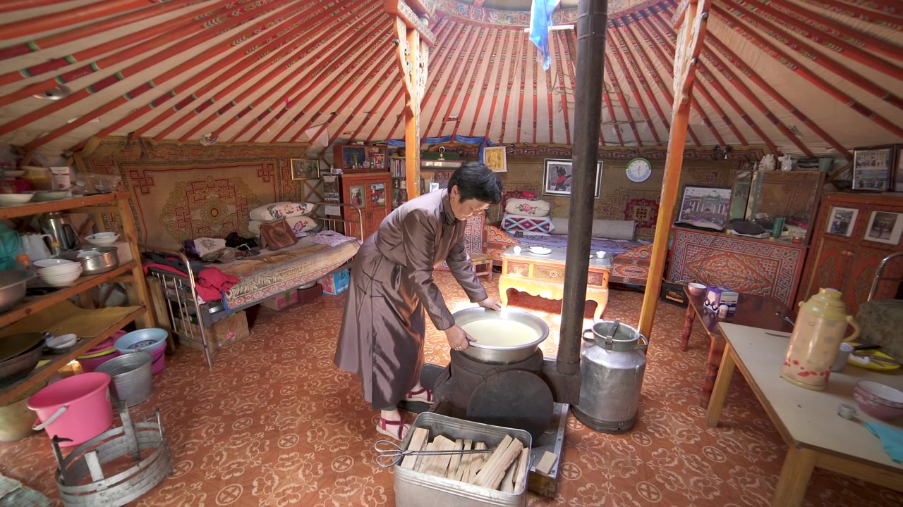 Wanita Mongolia Menyiapkan Makanan di Dalam Yurt Tradisional