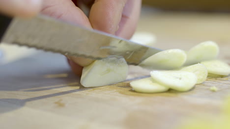 Knoblauch-In-Der-Küche-Schneiden