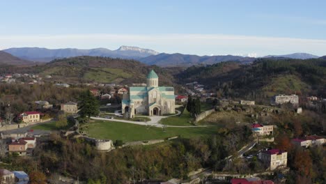 Volando-Hacia-El-Monasterio-Gelati-En-Kutaisi-Georgia