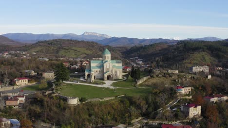 volando hacia el monasterio gelati en kutaisi georgia