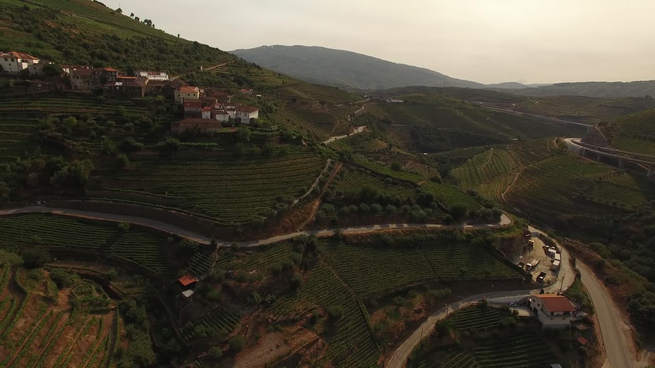 Villaggio tra i famosi vigneti di montagna