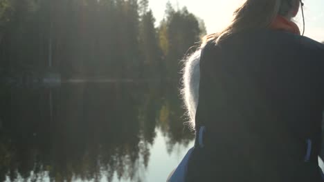 Mujer-Remando-En-Canoa-En-Un-Hermoso-Lago-En-Otoño,-Vista-Trasera-Cerrada-A-Cámara-Lenta-1