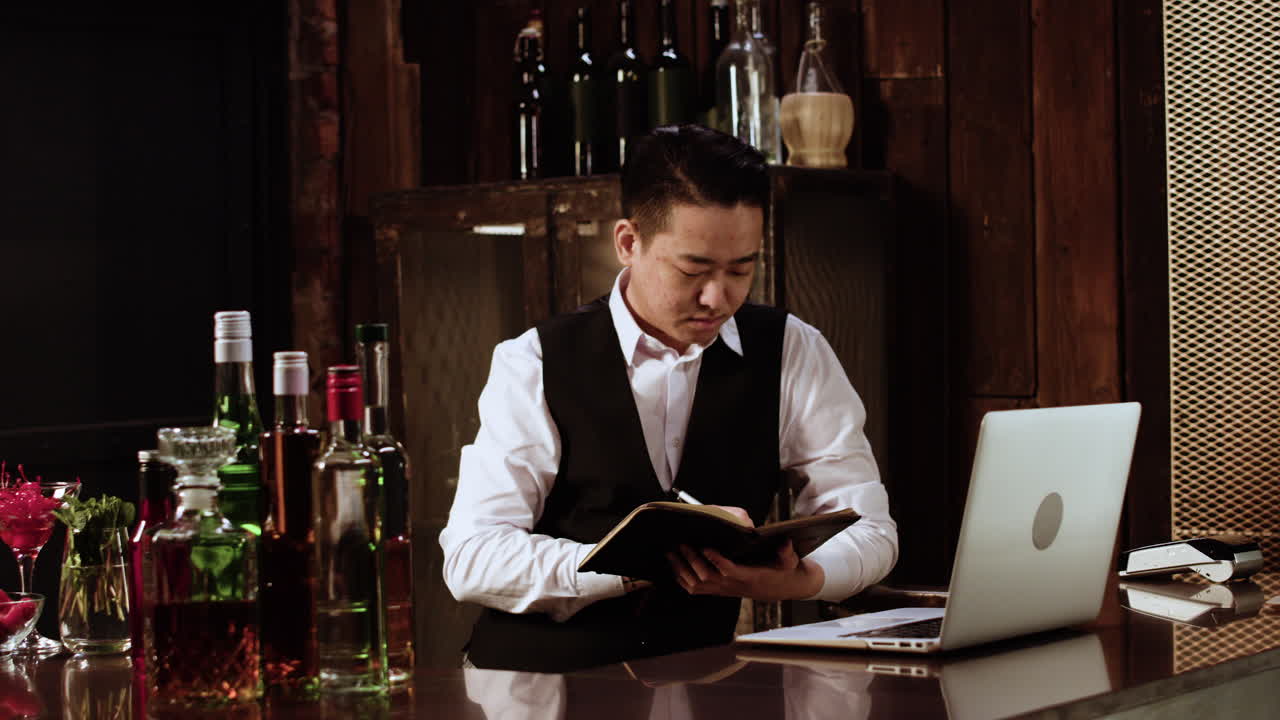 바텐더가 메모를 하고 있습니다.