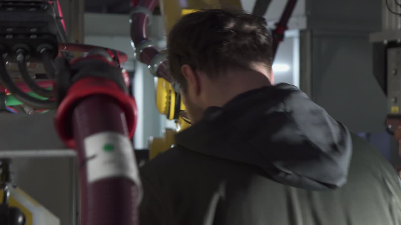 entrar en el área protegida con robots industriales y verificación de espacio antes de la acción en un entorno oscuro, 30fps, 4k