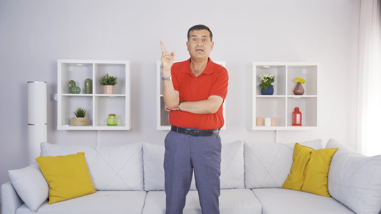 카메라를 쳐다보고 생각하는 남자가 아이디어를 떠올립니다.