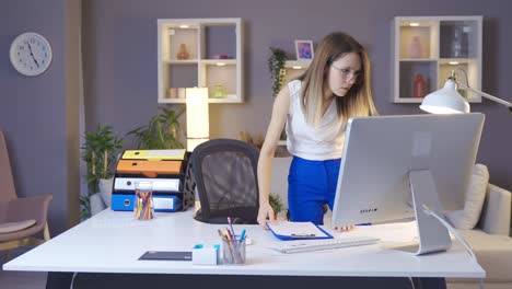 mujer perdedora. mujer de negocios joven trabajando en la oficina de casa y enojándose.