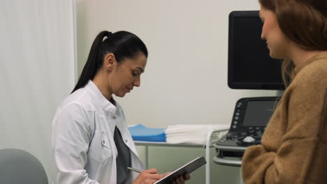mujer en el consultorio del médico