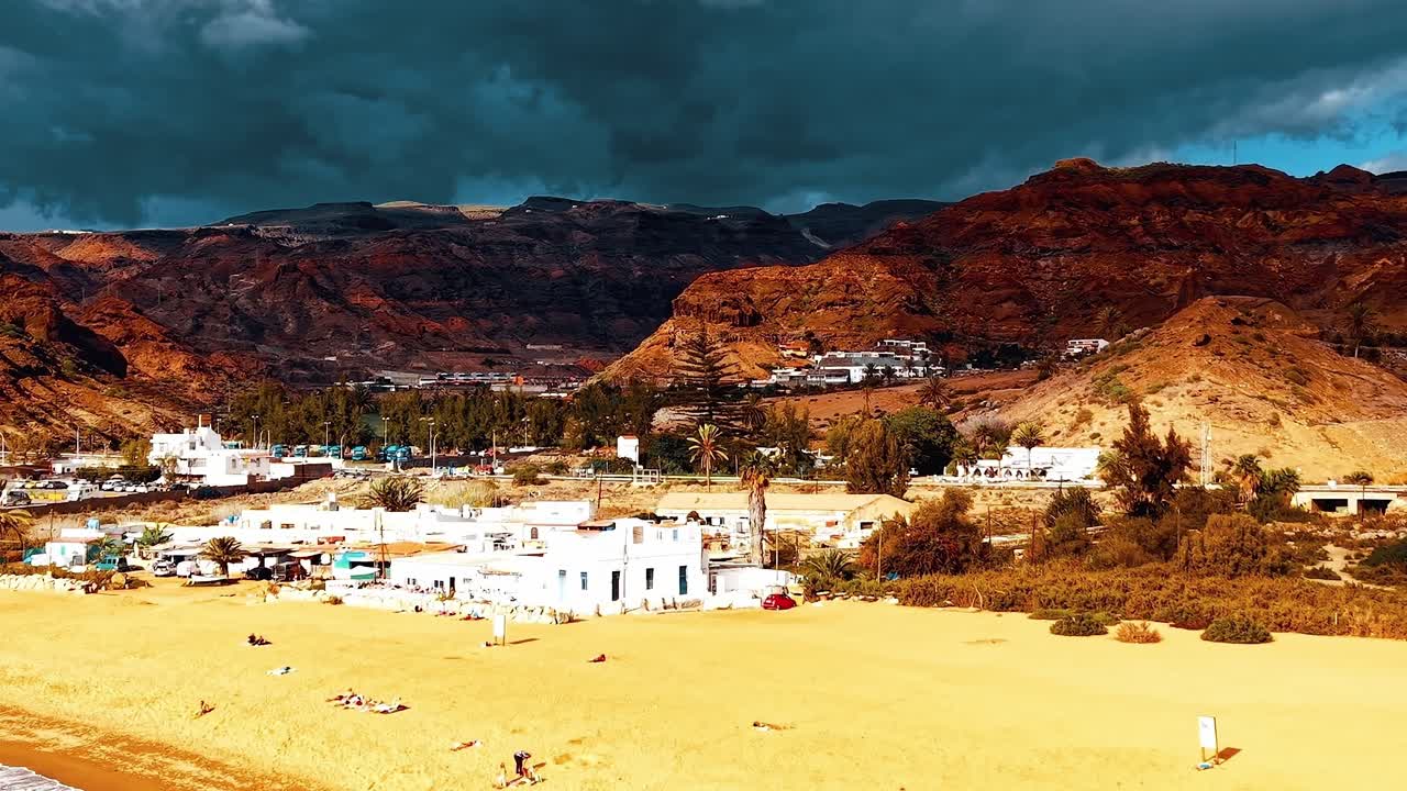 Veduta aerea della spiaggia di Gran Canaria con montagne ed edifici in Spagna