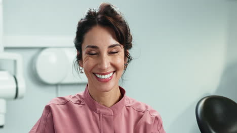 dentista feliz en el consultorio dental
