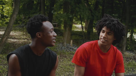 dos amigos hablando en un parque