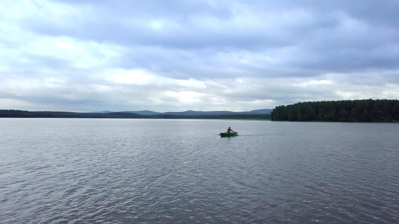 아름다운 풍경 을 가진 호수 에서 카야크 를 타고 있는 사람