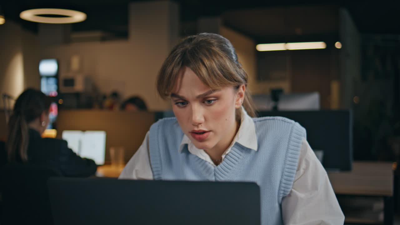 Nahaufnahme einer geschäftlichen Gesprächspartnerin, die in einem Konferenzraum per Videoanruf über einen Laptop spricht