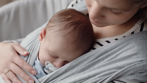 Junge-Mutter-Hält-Schlafendes-Baby-In-Der-Hand-Und-Schaut-Aus-Dem-Fenster,-Denkt-über-Die-Zukunft-Ihres-Kindes-Nach-Und-Plant-Vorausschauend,-Indem-Sie-Verantwortung-Für-Die-Mutterschaft-übernimmt