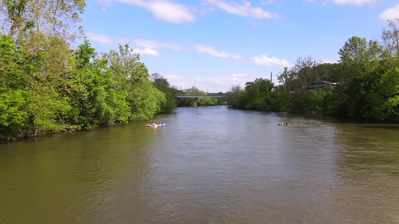 애슈빌 노스 캐롤라이나에 있는 프렌치 브로드 강을 따라 떠내려가는 관광객들의 훌륭한 항공 샷