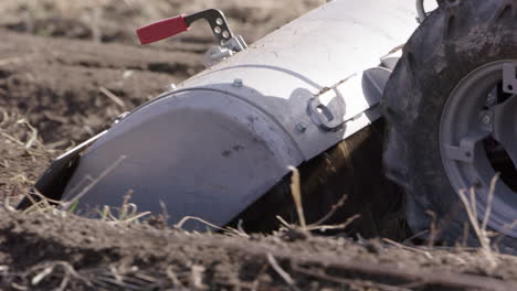 un motocultor que se utiliza para trabajar la tierra, la agricultura, cerrar la panorámica a la derecha