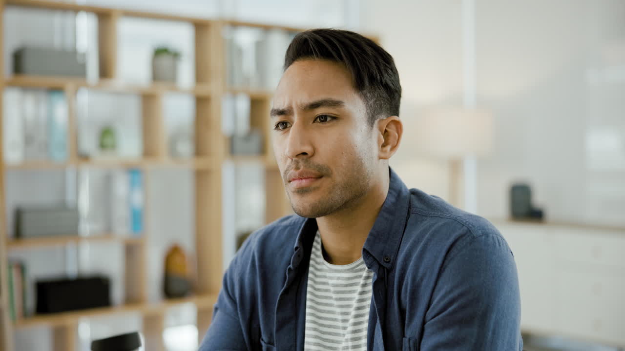 사무실 책상 에서 스트레스 를 받는 사람