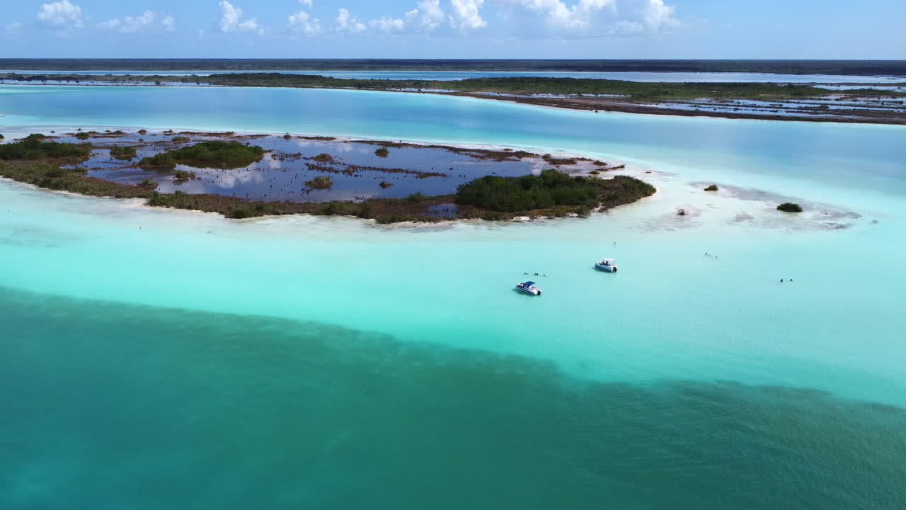 vista de drones de una hermosa laguna en bacalar mexico