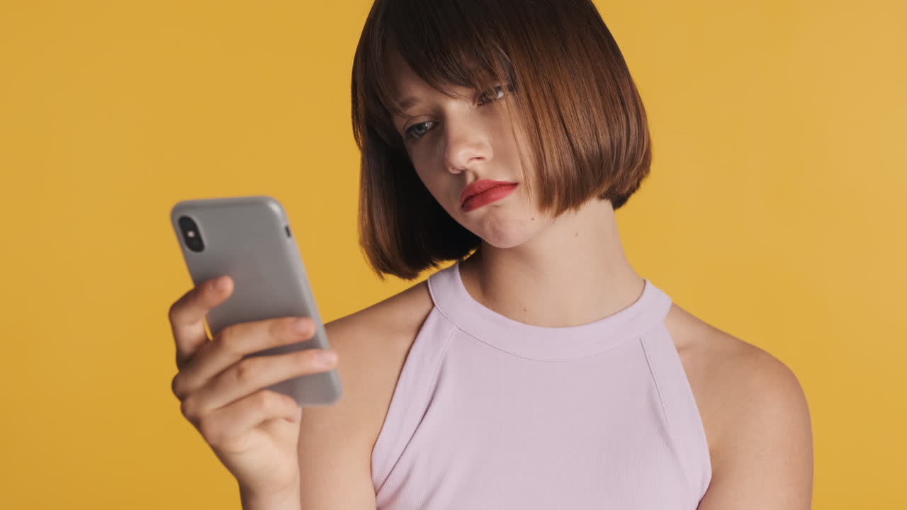 스마트폰을 사용하는 지루한 여성