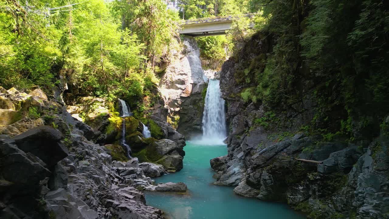vista aérea hacia las cataratas de mamquam, bc, canadá