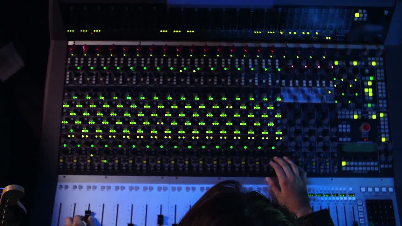 ingeniero de audio usando mezclador de sonido