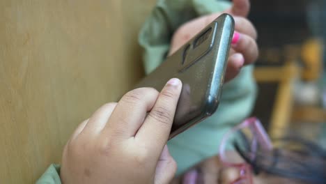 una mujer joven usando su teléfono inteligente.