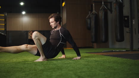 Boxeador-Deportivo-Calentándose-En-El-Club-Deportivo.-Hombre-Deportista-Haciendo-Ejercicio-En-El-Gimnasio