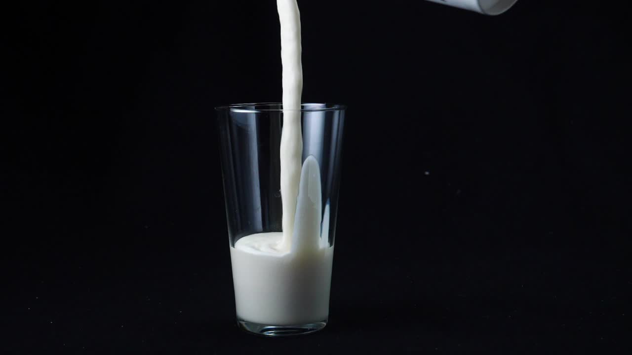 la leche se vierte en un vaso