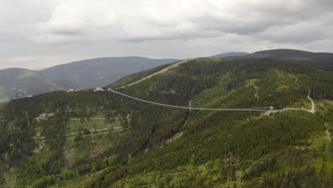 Valle-De-Montaña-En-Moravia-Con-La-Pasarela-Colgante-Más-Larga-Del-Mundo