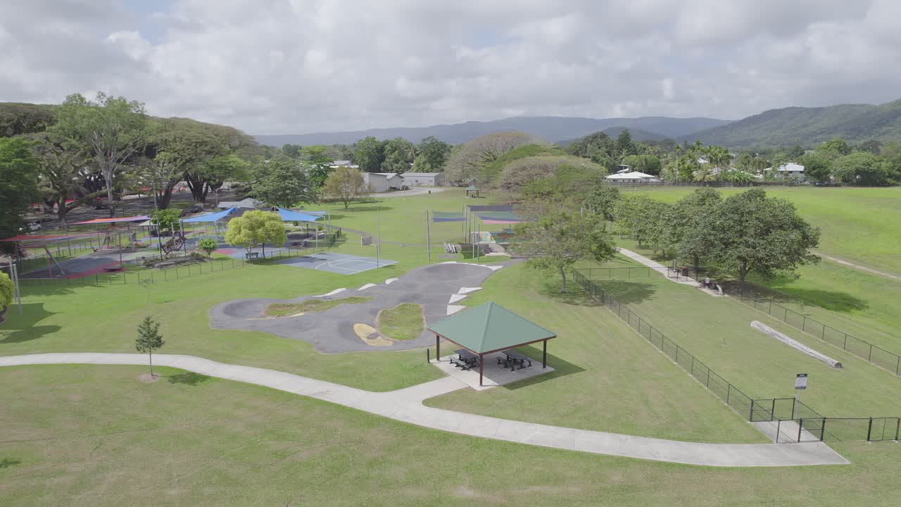 Parque recreativo de la ciudad de Mossman, Parque George Davis, durante un día soleado en Queensland, Australia.