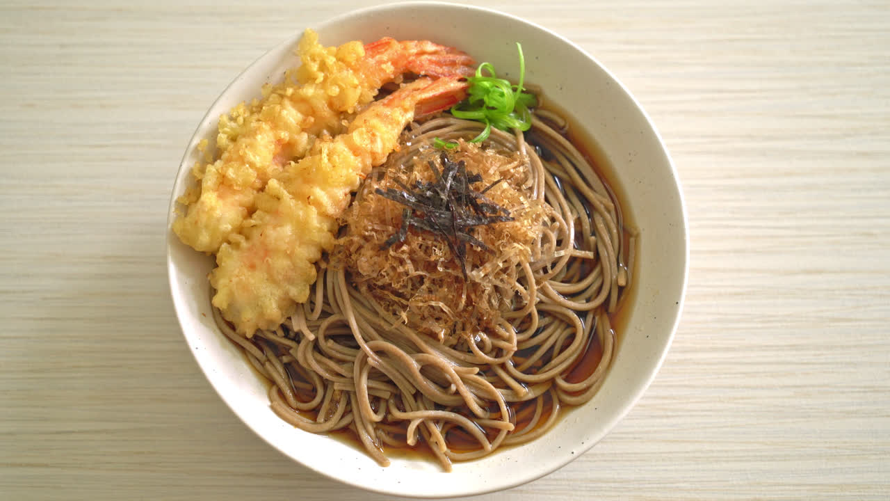 fideos ramen japoneses con camarones tempura - estilo de comida asiática