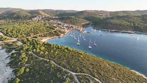 Video-Aéreo-Temprano-En-La-Mañana-Sobrevolando-Una-Pequeña-Bahía-Hacia-El-Pueblo-De-Rukavac-En-La-Isla-De-Vis-En-Croacia