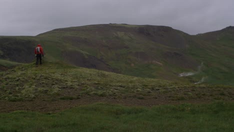 Schöne-Isländische-Landschaft,-Ein-Personenwanderer,-Der-Im-Rahmen-Spaziert