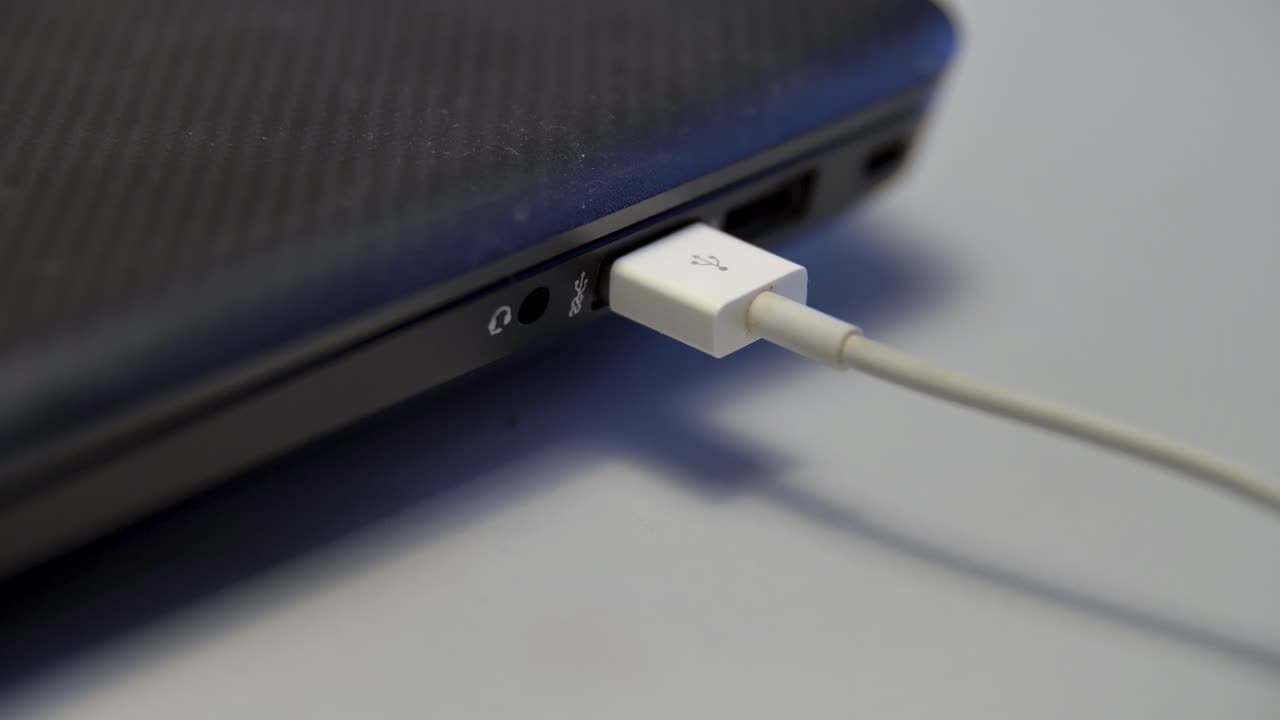 노트북 포트 및 손 클로즈업