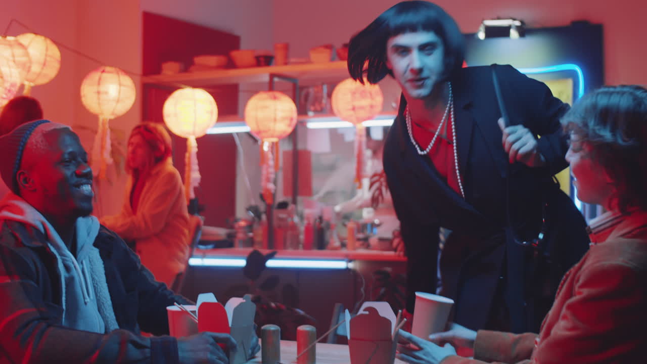 중국 레스토랑에서 다민족 친구들과 만난 트랜스젠더 남성