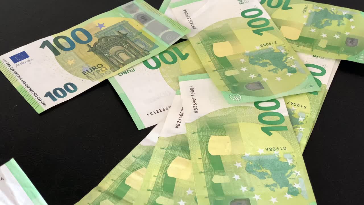 grüner 100-euro-tropfen auf dem tisch